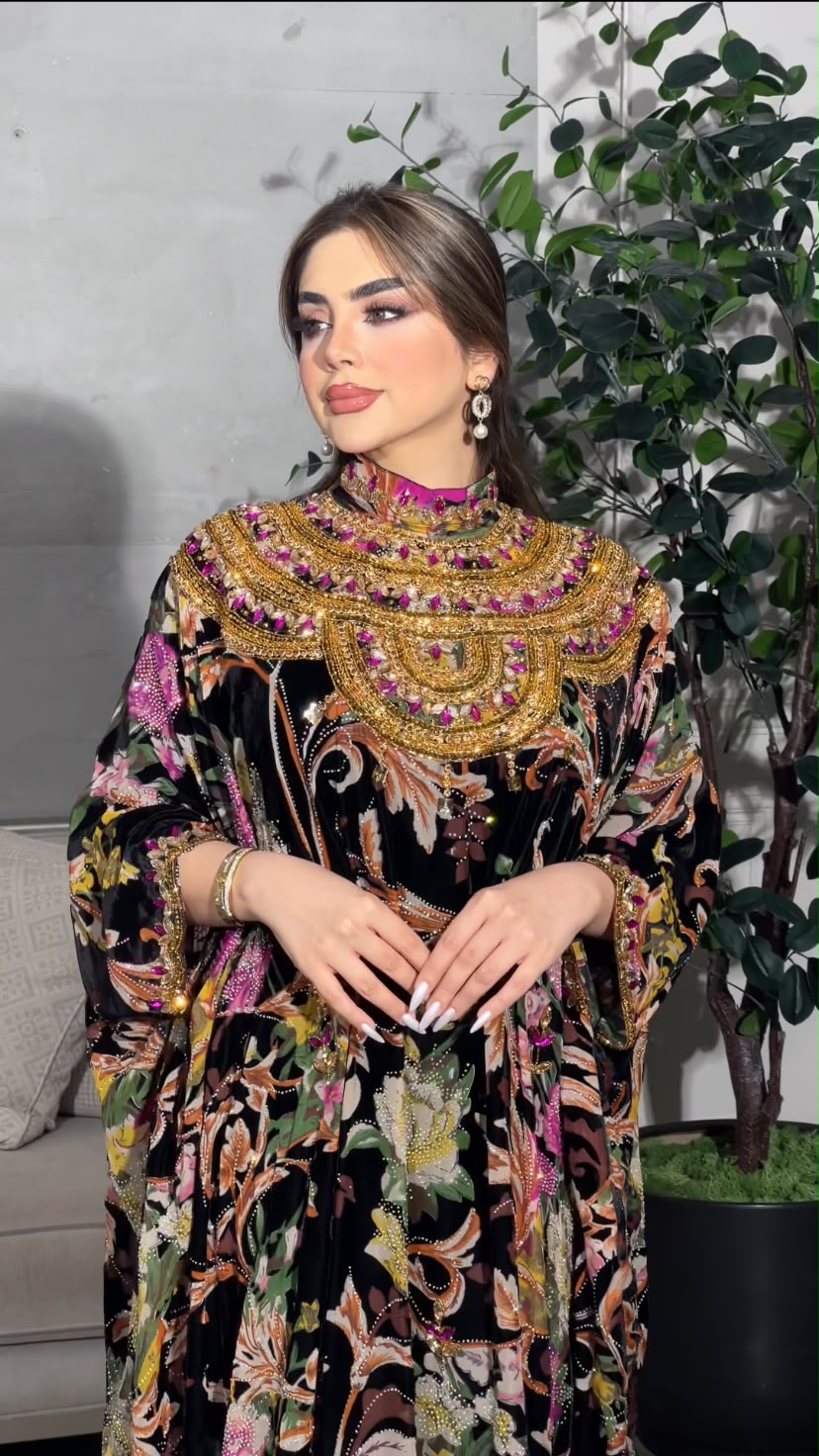 قفطان مخملي أسود بتطريزات ذهبية وفوشيا ملكية