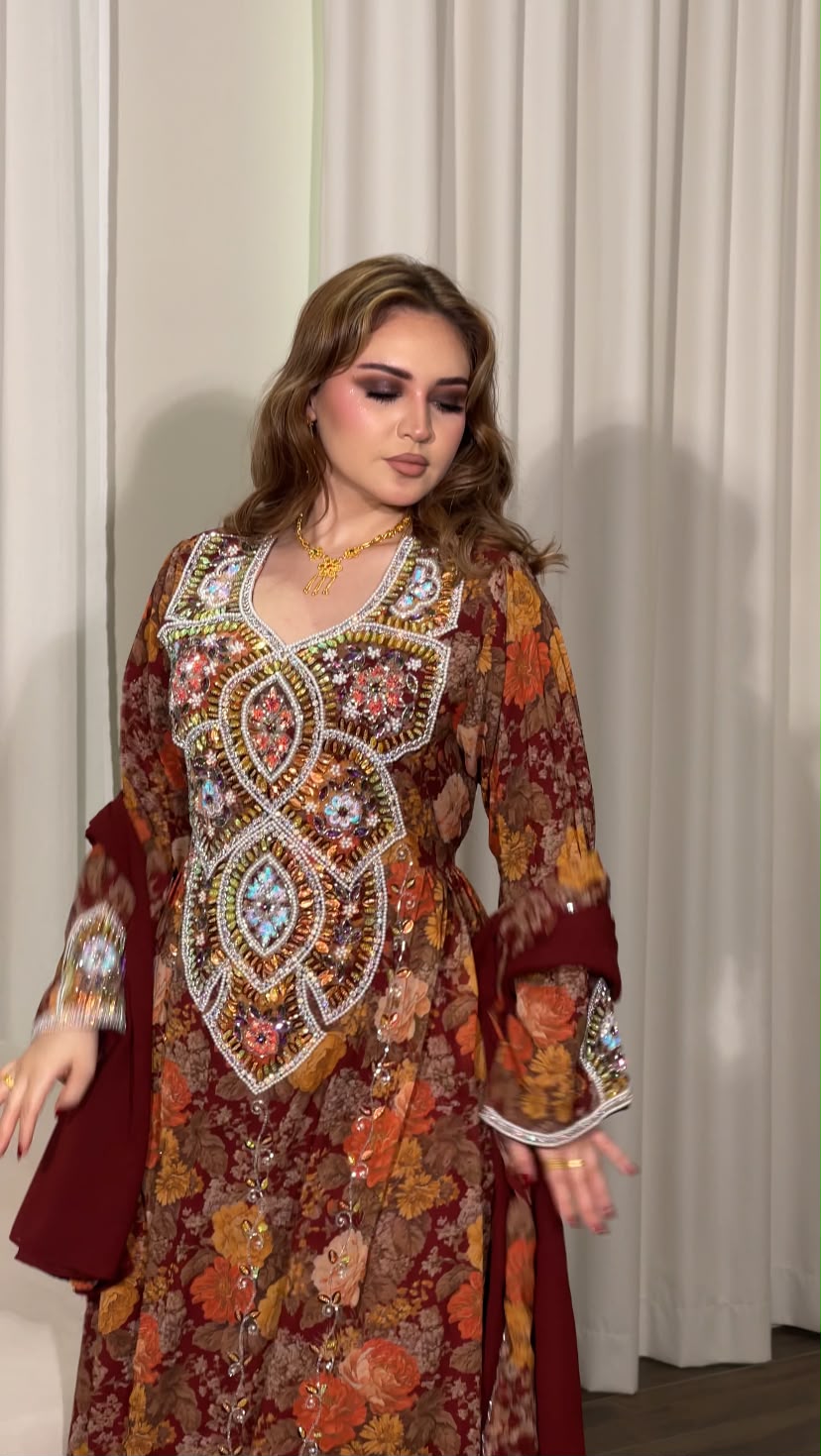 "فخامة الألوان الدافئة: تألقي بإطلالة لا تُنسى"