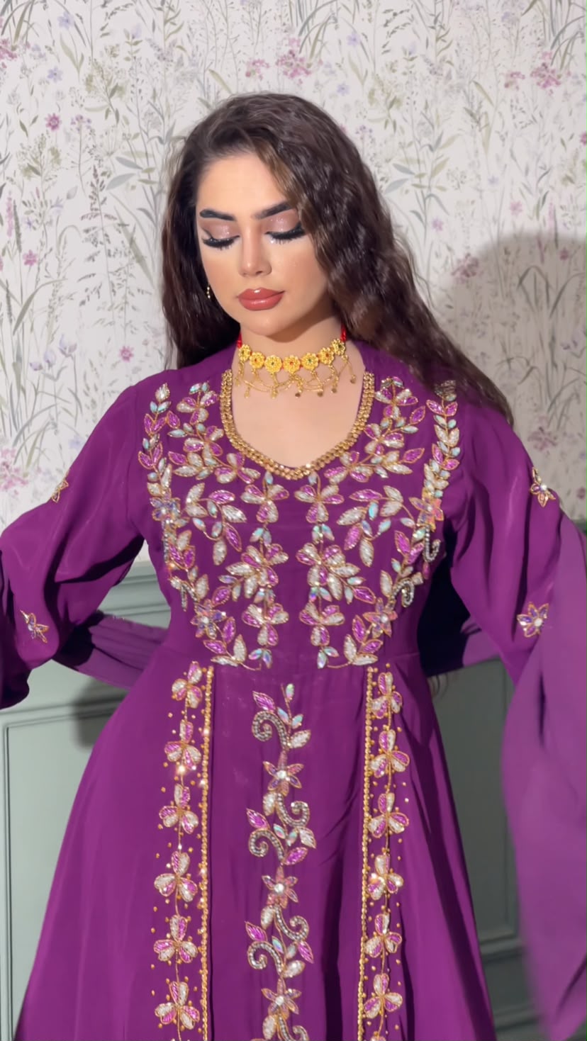 قفطان بنفسجي راقي بتطريز يدوي على الصدر والأمام
