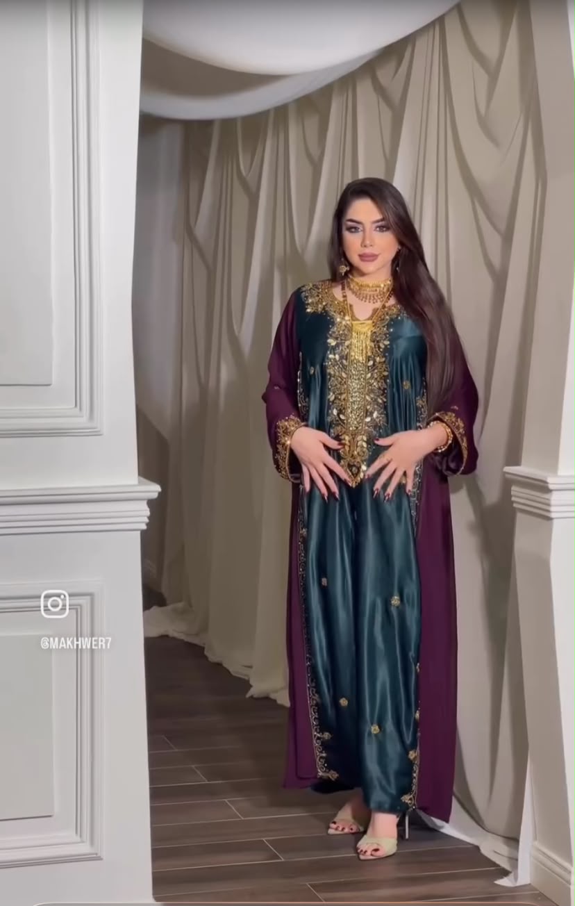 إطلالة المخور الزمردي بتطريز ذهبي