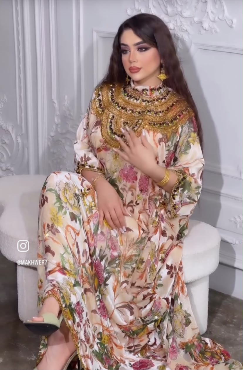 قفطان الزهور بتطريزات ذهبية